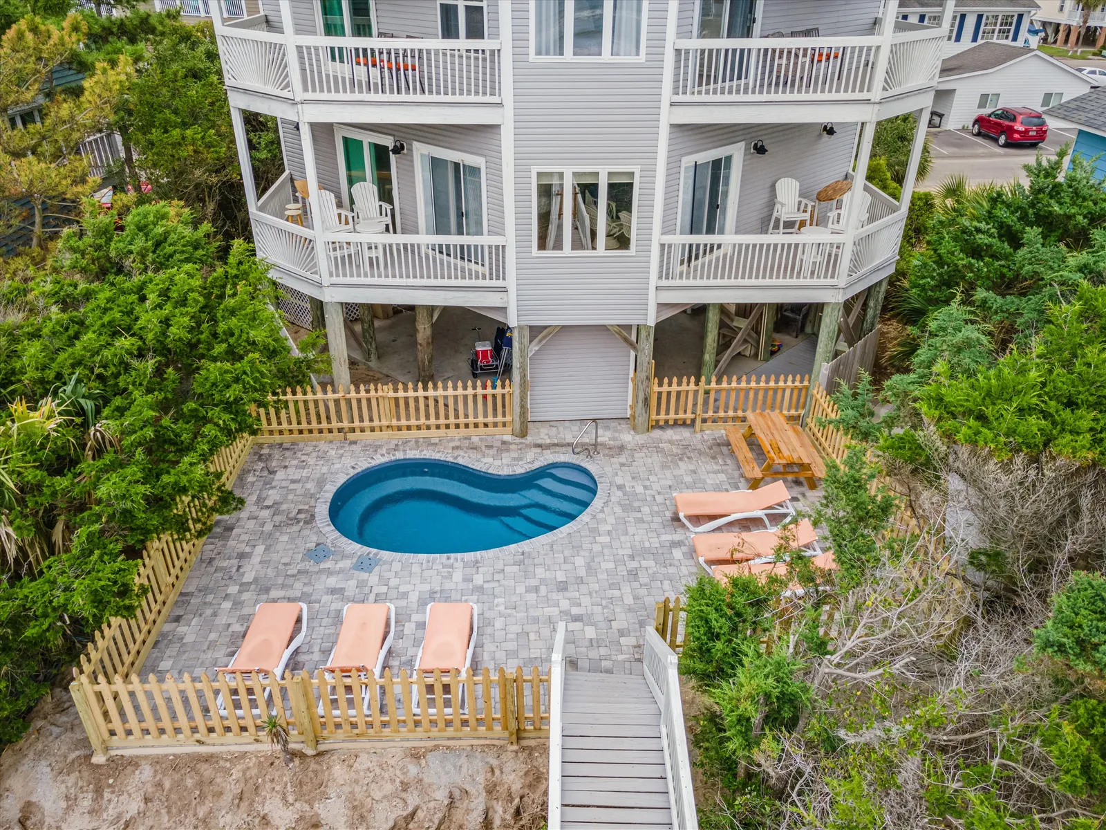 Giant Jim's Beachfront Inn photo 17