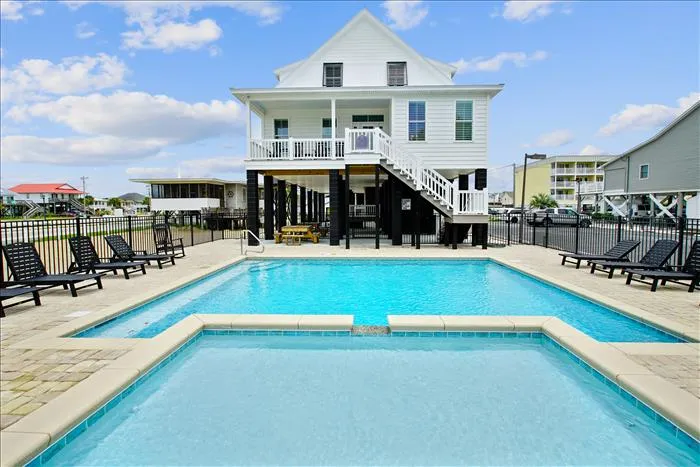 Marlie's Retreat, 121 Yaupon Ave Garden City, SC 29576 photo 3