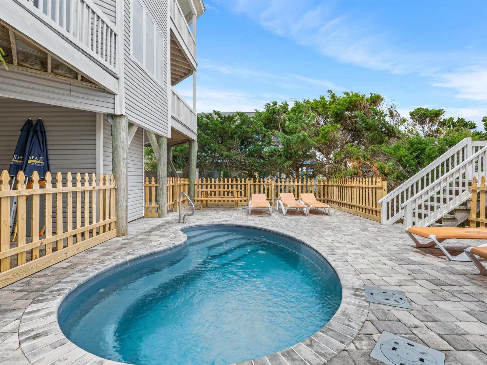 Giant Jim's Beachfront Inn photo 1