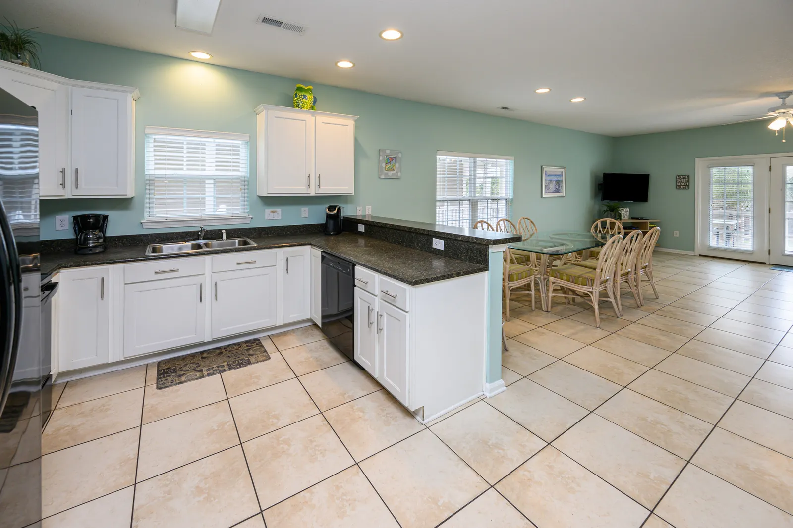 Keeping Up With The Jones I photo 4