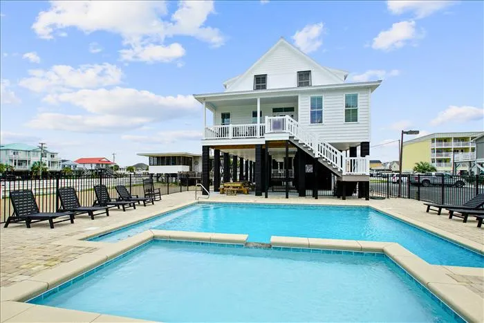 Marlie's Retreat, 121 Yaupon Ave Garden City, SC 29576 photo 4