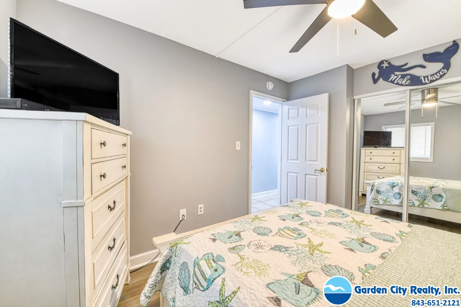 Water's Edge 1406 photo 23
