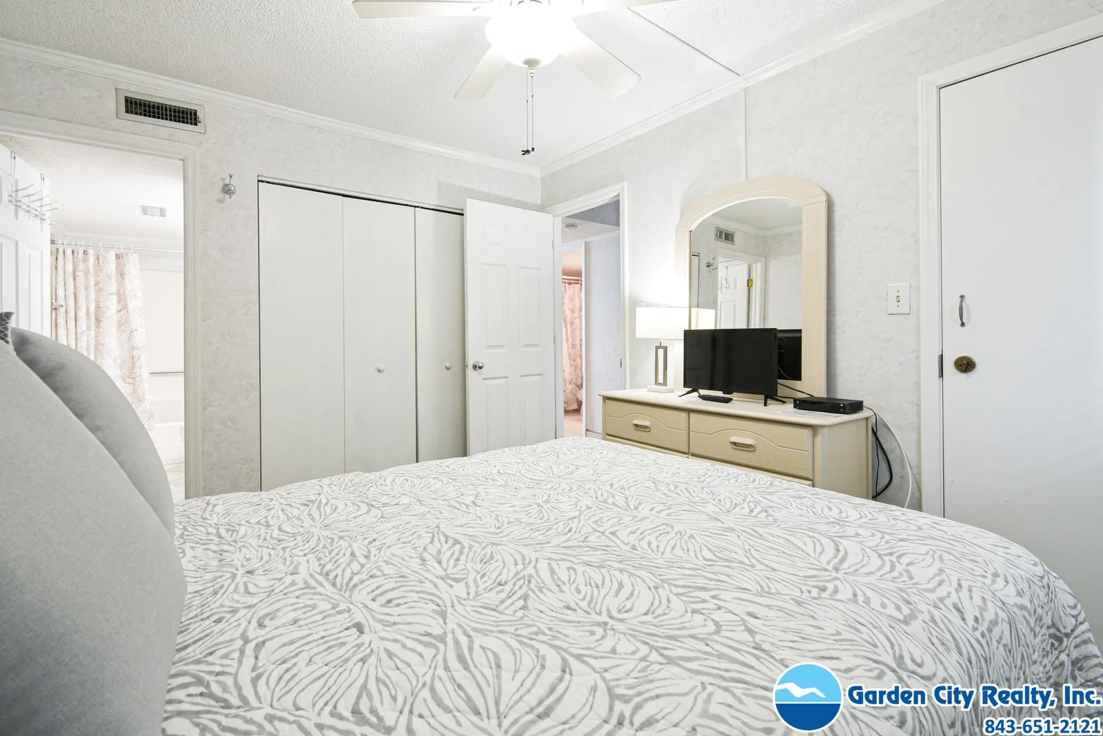 Water's Edge 1511 photo 18