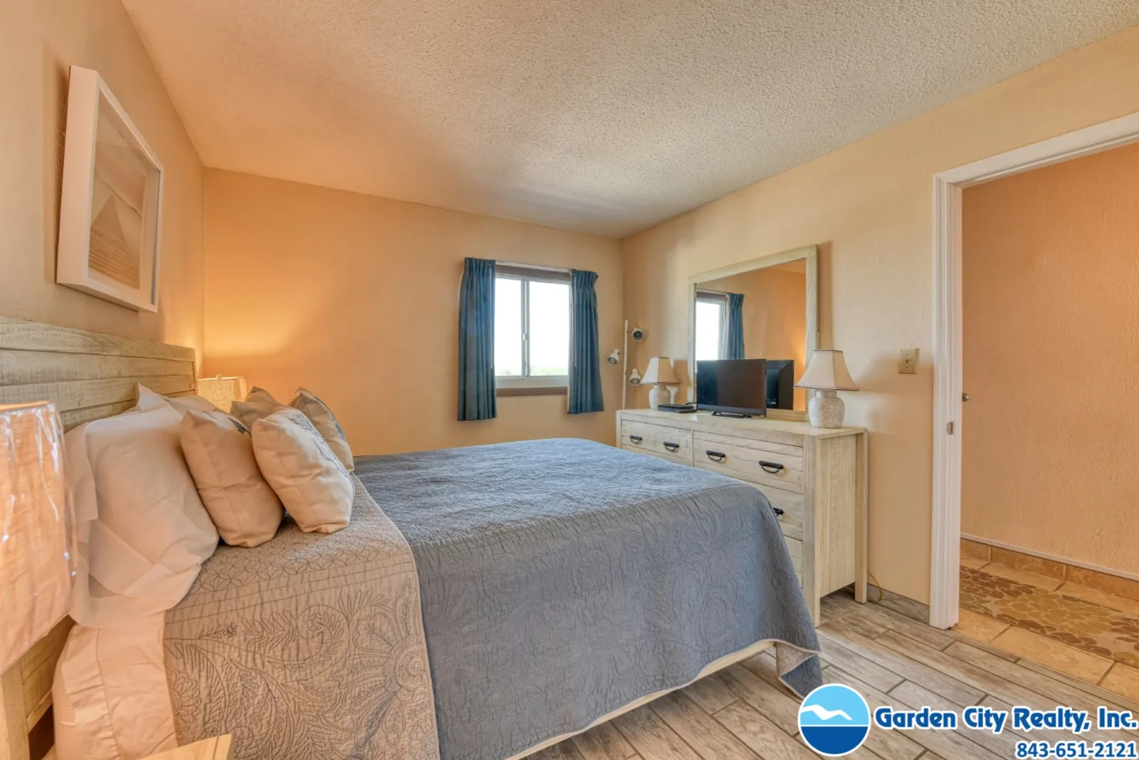 Water's Edge 709 photo 21
