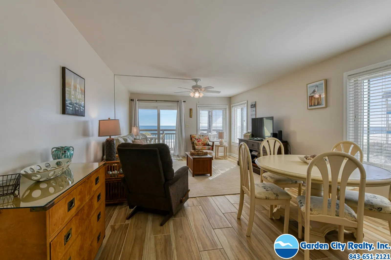 Afterdeck 104 photo 12