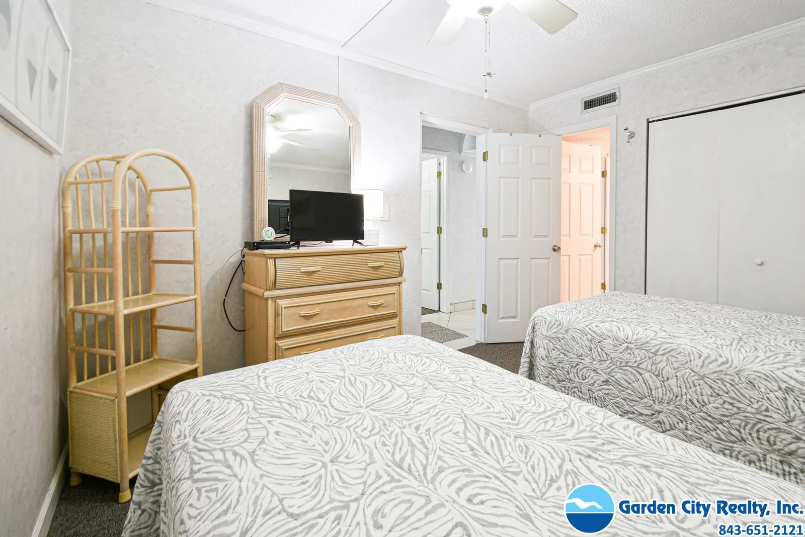 Water's Edge 1511 photo 22
