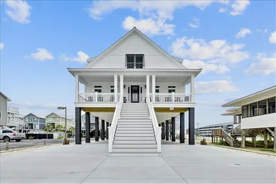 Marlie's Retreat, 121 Yaupon Ave Garden City, SC 29576